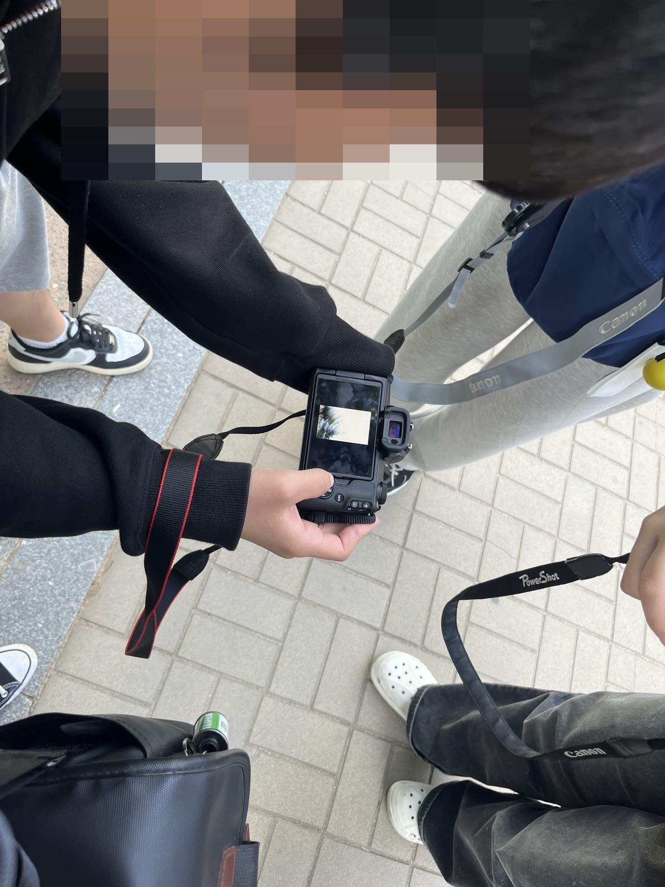 카메라 화면을 함께 살펴보는 밤부 사진 스터디