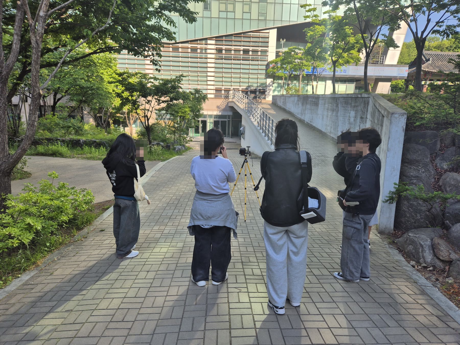 세종대학교 교정에서 촬영 실습 중인 밤부 사진 스터디