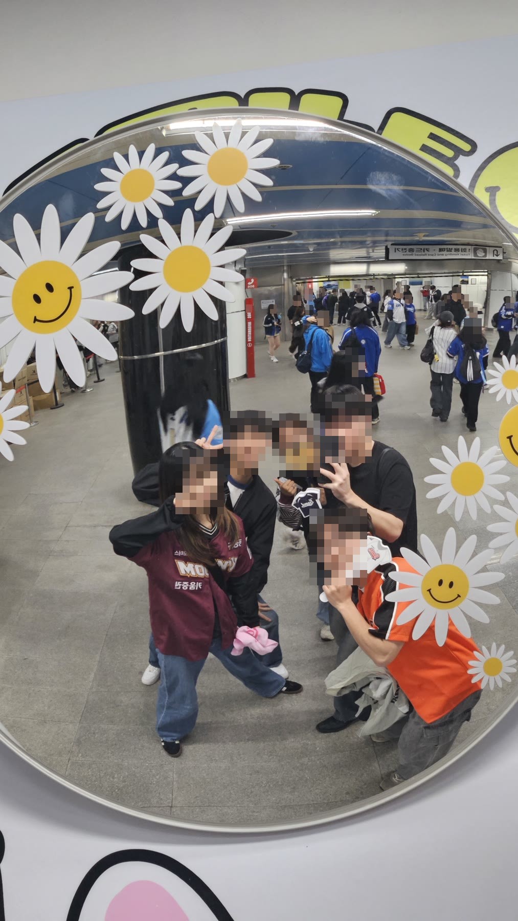 거울 앞에서 함께 촬영한 밤부 소모임 활동